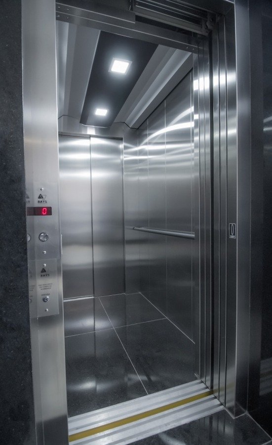 Elevador de passageiros em um prédio comercial