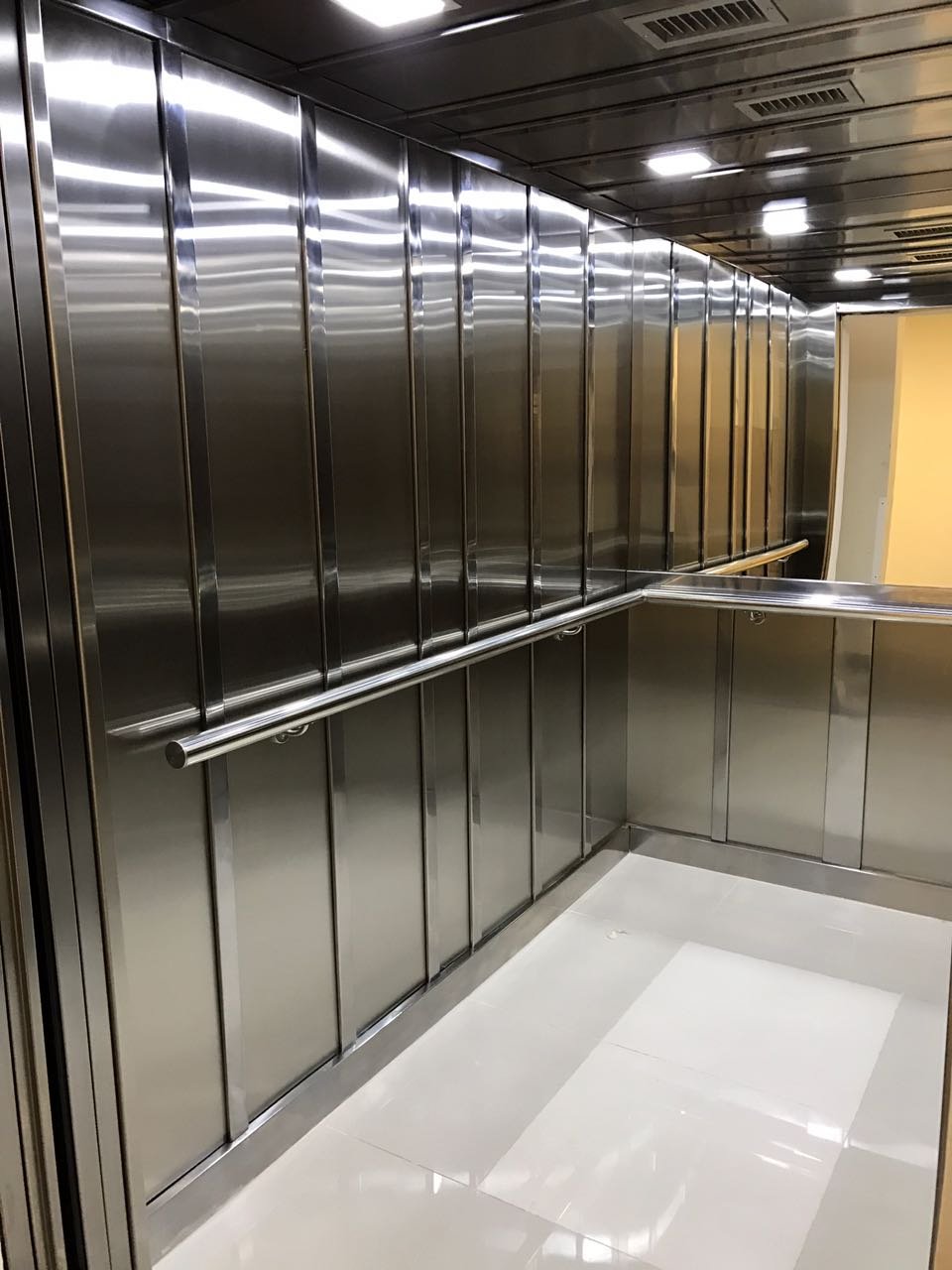 Interior de um elevador de carga Visiontech